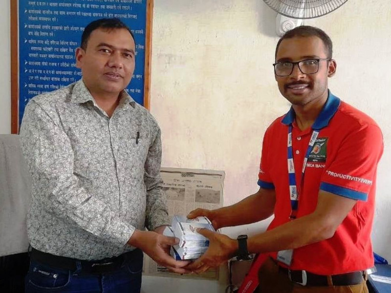 नेपाल प्रहरीलाई मेगा बैंकको पकेट नोटबुक सहयोग